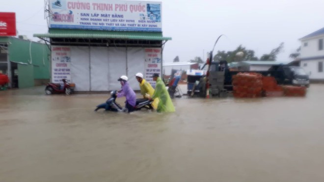 Đảo ngọc Phú Quốc tiếp tục ngập lịch sử: Nước đến cổ, chia nhau đi cứu dân - Ảnh 10. Đảo ngọc Phú Quốc tiếp tục ngập lịch sử: Nước đến cổ, chia nhau đi cứu dân - Ảnh 10.