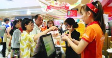 Nghỉ lễ ngắn ở nhà đi mua đồ, hàng hóa khuyến mãi 'bung lụa'