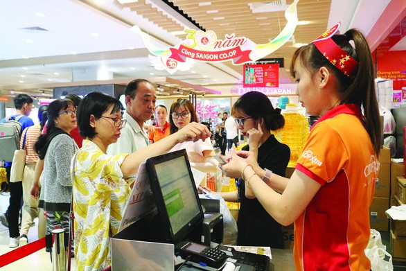 Nghỉ lễ ngắn ở nhà đi mua đồ, hàng hóa khuyến mãi bung lụa - Ảnh 1. Nghỉ lễ ngắn ở nhà đi mua đồ, hàng hóa khuyến mãi bung lụa - Ảnh 1.