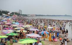 Biển Vũng Tàu ken đặc người tắm biển ngày lễ