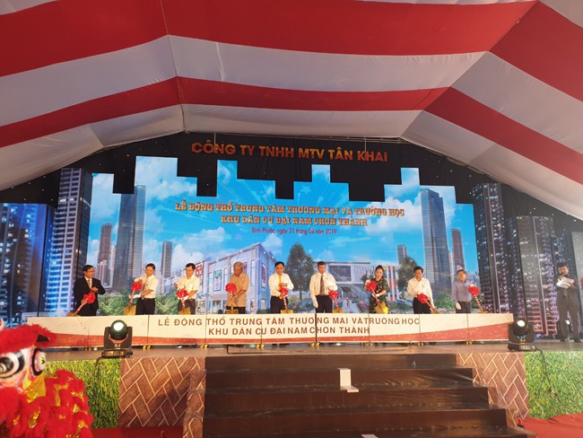 Bình Phước: Ông “Dũng lò vôi” động thổ xây dựng Trung tâm thương mại và trường học tại Khu dân cư Đại Nam - Ảnh 1. Bình Phước: Ông “Dũng lò vôi” động thổ xây dựng Trung tâm thương mại và trường học tại Khu dân cư Đại Nam - Ảnh 1.