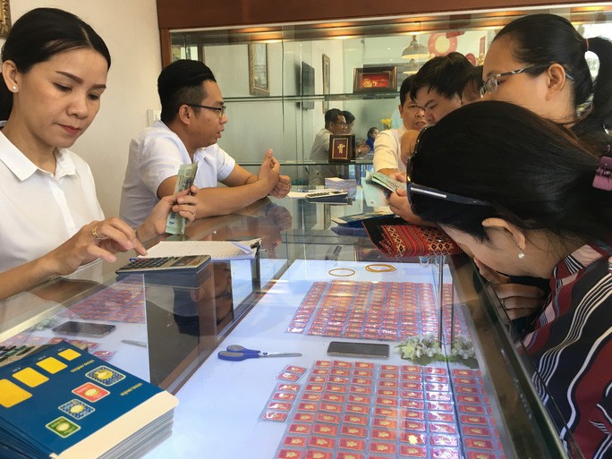 Giá vàng SJC có “nổi sóng” trở lại, tiến đến mốc 49,3 triệu đồng/lượng? - Ảnh 2.