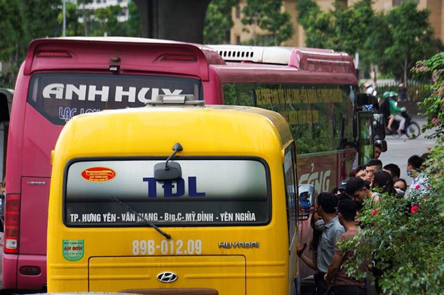 Hà Nội: Xe dù, bến cóc hoành hành dịp nghỉ lễ - Ảnh 5. Hà Nội: Xe dù, bến cóc hoành hành dịp nghỉ lễ - Ảnh 5.