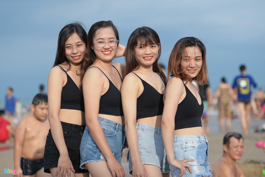 Biển Vũng Tàu ken đặc người tắm biển ngày lễ - Ảnh 4. Biển Vũng Tàu ken đặc người tắm biển ngày lễ - Ảnh 4.