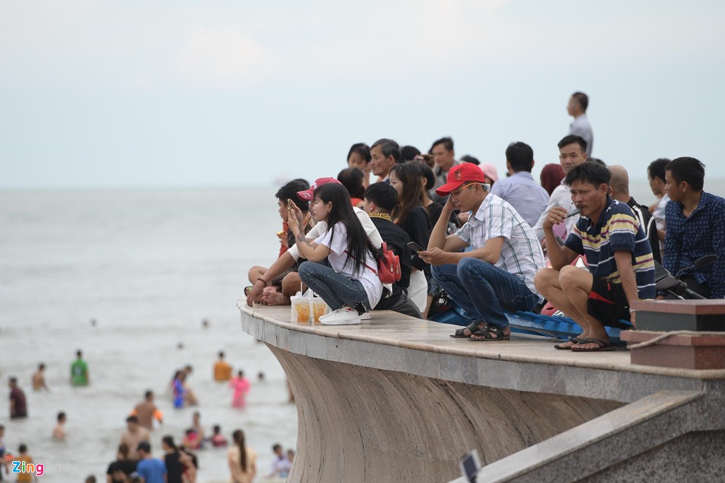 Biển Vũng Tàu ken đặc người tắm biển ngày lễ - Ảnh 7. Biển Vũng Tàu ken đặc người tắm biển ngày lễ - Ảnh 7.