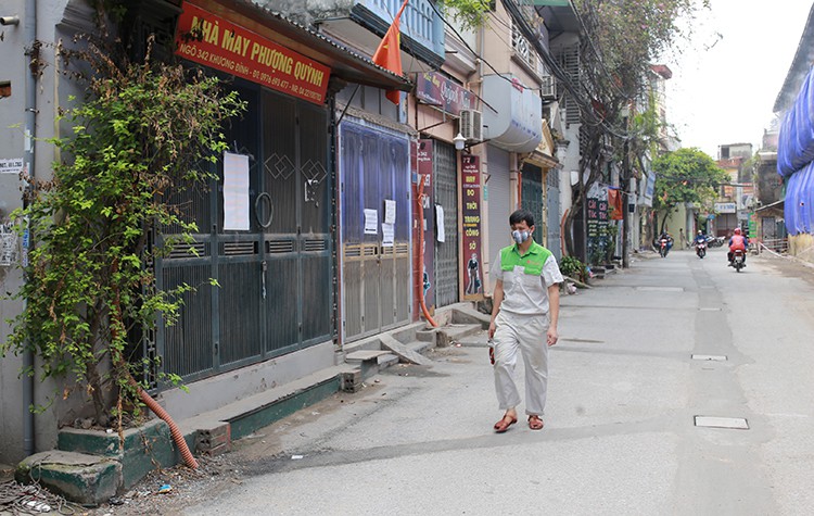 Người dân quanh nhà kho Rạng Đông tự sơ tán - Ảnh 1. Người dân quanh nhà kho Rạng Đông tự sơ tán - Ảnh 1.