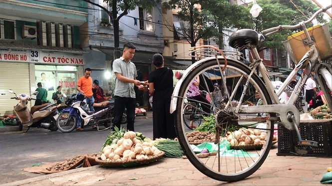 Những khoản thu kỳ lạ ở chợ đầu mối Ngã Tư Sở - Ảnh 2. Những khoản thu kỳ lạ ở chợ đầu mối Ngã Tư Sở - Ảnh 2.