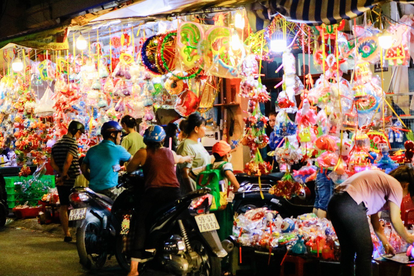 Rộn ràng phố lồng đèn nổi tiếng nhất Sài Gòn mùa Trung thu - Ảnh 1. Rộn ràng phố lồng đèn nổi tiếng nhất Sài Gòn mùa Trung thu - Ảnh 1.