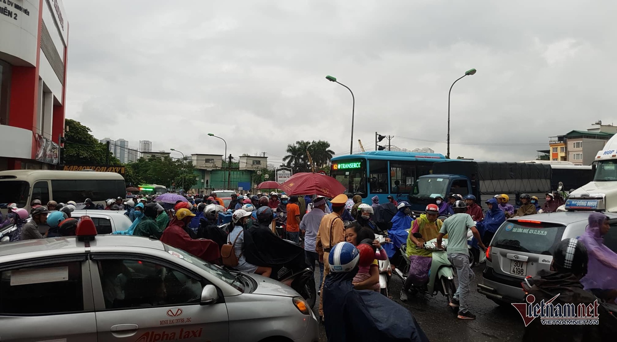 Đường Hà Nội tê liệt, bố mẹ đưa con đi học không nổi đành quay về - Ảnh 2. Đường Hà Nội tê liệt, bố mẹ đưa con đi học không nổi đành quay về - Ảnh 2.