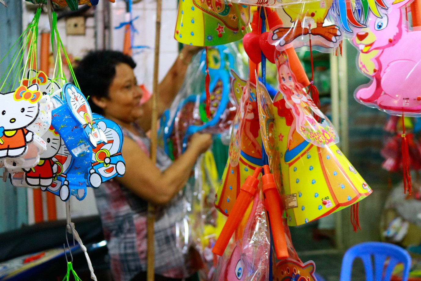 Rộn ràng phố lồng đèn nổi tiếng nhất Sài Gòn mùa Trung thu - Ảnh 9. Rộn ràng phố lồng đèn nổi tiếng nhất Sài Gòn mùa Trung thu - Ảnh 9.