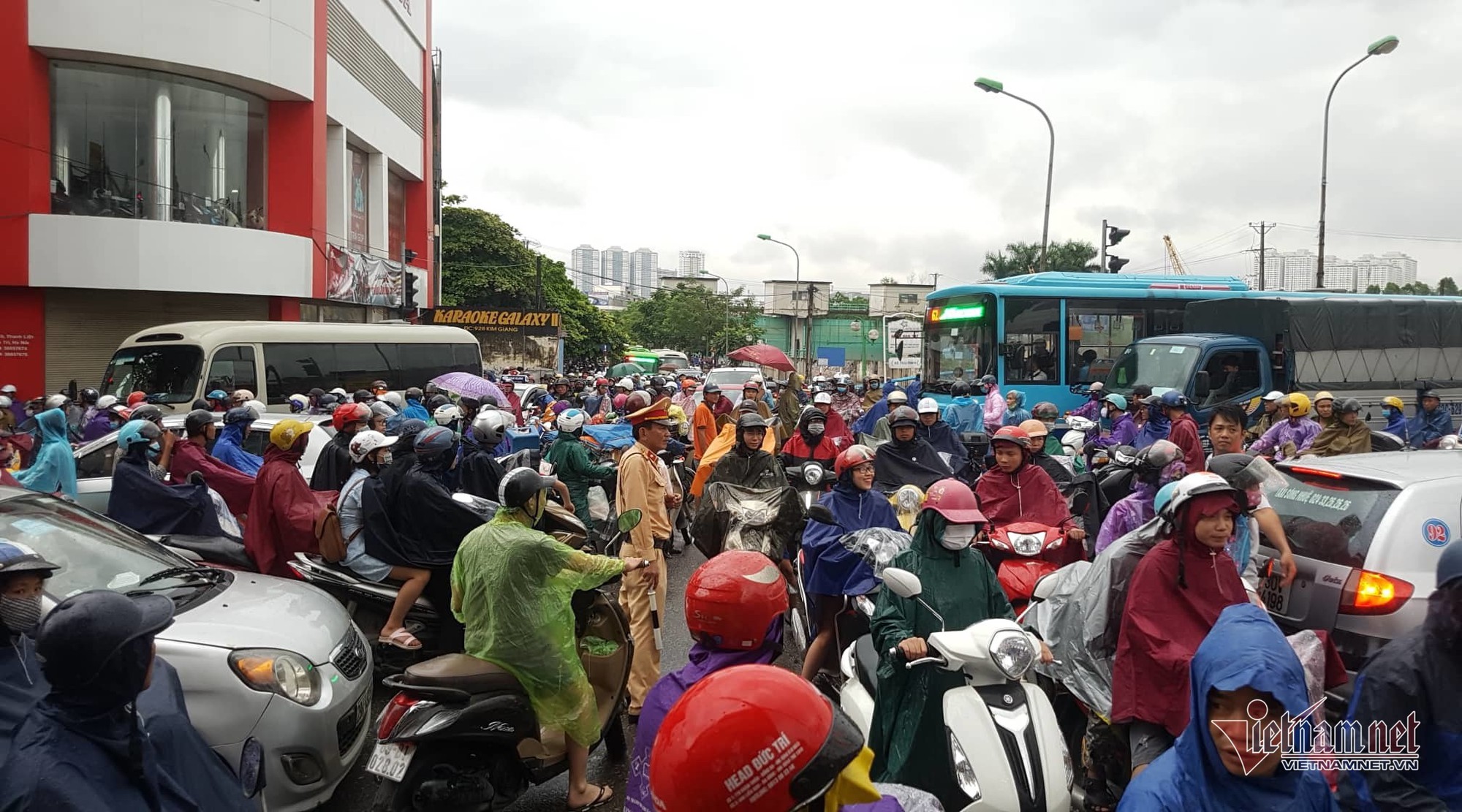 Đường Hà Nội tê liệt, bố mẹ đưa con đi học không nổi đành quay về - Ảnh 3. Đường Hà Nội tê liệt, bố mẹ đưa con đi học không nổi đành quay về - Ảnh 3.