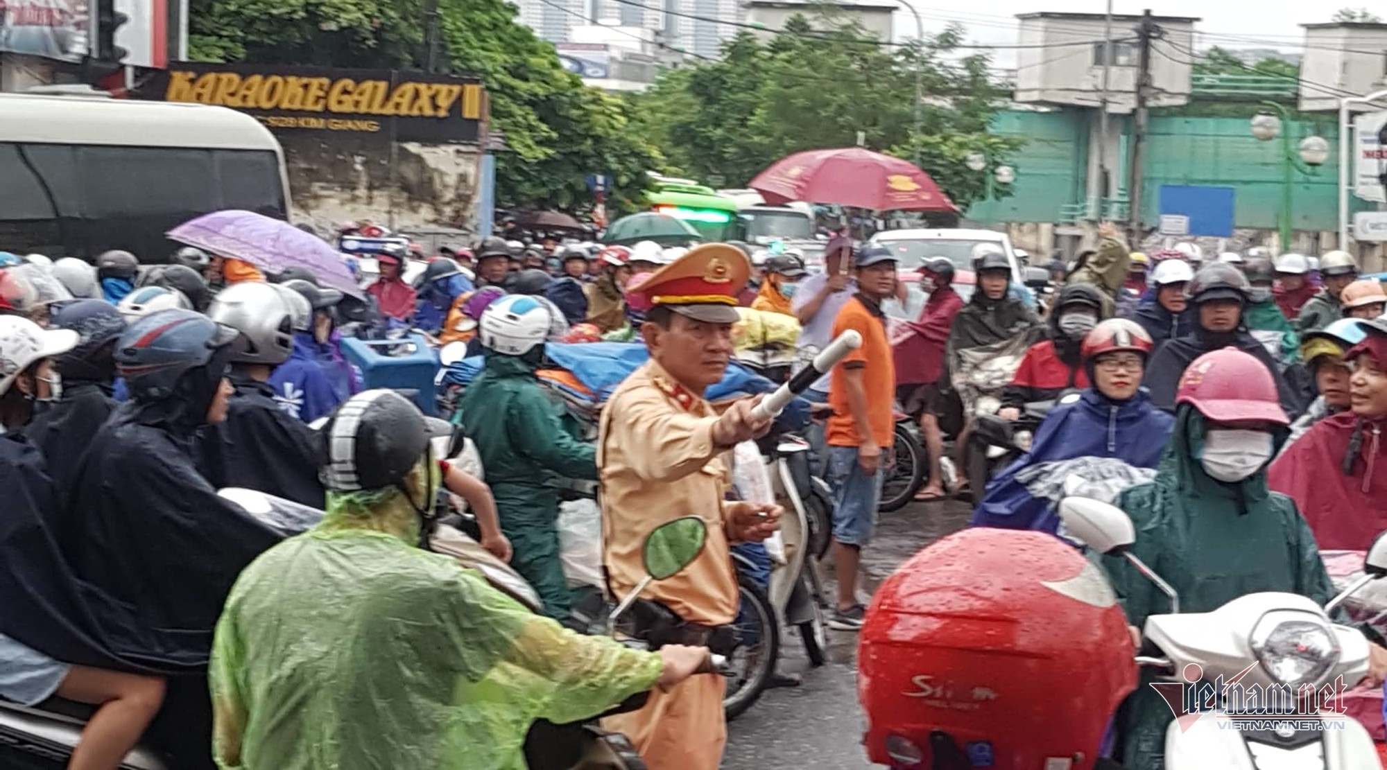 Đường Hà Nội tê liệt, bố mẹ đưa con đi học không nổi đành quay về - Ảnh 4. Đường Hà Nội tê liệt, bố mẹ đưa con đi học không nổi đành quay về - Ảnh 4.