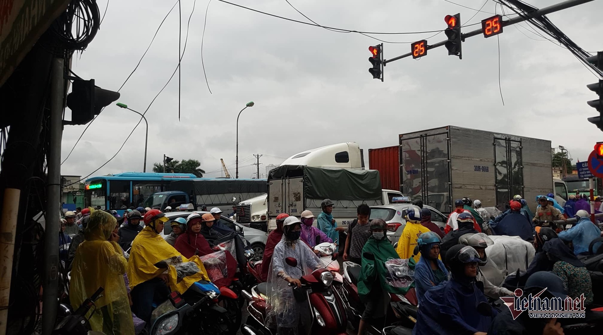 Đường Hà Nội tê liệt, bố mẹ đưa con đi học không nổi đành quay về - Ảnh 5. Đường Hà Nội tê liệt, bố mẹ đưa con đi học không nổi đành quay về - Ảnh 5.