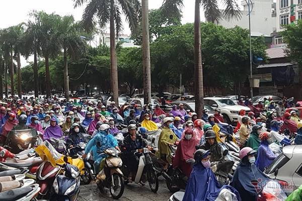 Đường Hà Nội tê liệt, bố mẹ đưa con đi học không nổi đành quay về - Ảnh 6. Đường Hà Nội tê liệt, bố mẹ đưa con đi học không nổi đành quay về - Ảnh 6.
