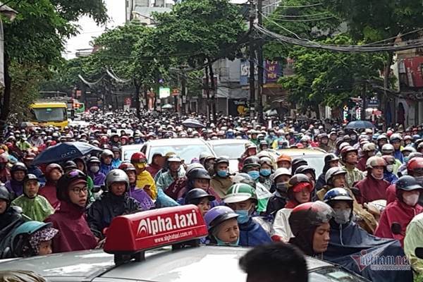 Đường Hà Nội tê liệt, bố mẹ đưa con đi học không nổi đành quay về - Ảnh 7. Đường Hà Nội tê liệt, bố mẹ đưa con đi học không nổi đành quay về - Ảnh 7.
