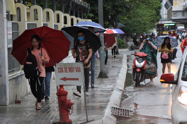 Hà Nội sáng nay trời tối đen, nhiều tuyến đường ùn tắc - Ảnh 7. Hà Nội sáng nay trời tối đen, nhiều tuyến đường ùn tắc - Ảnh 7.