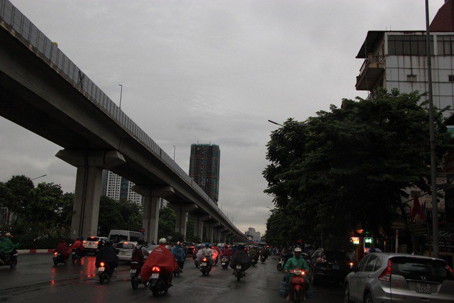 Hà Nội sáng nay trời tối đen, nhiều tuyến đường ùn tắc - Ảnh 8. Hà Nội sáng nay trời tối đen, nhiều tuyến đường ùn tắc - Ảnh 8.
