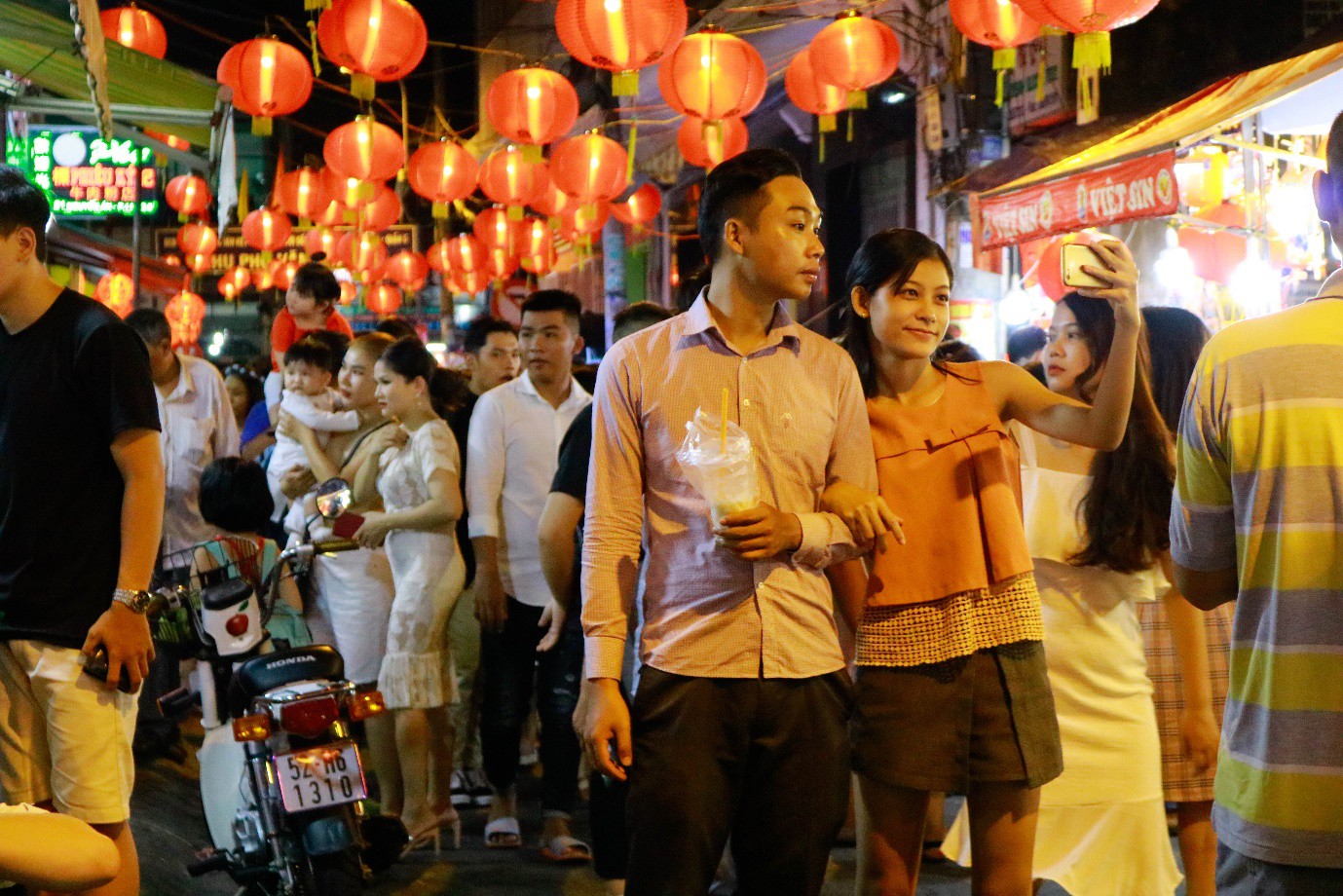 Rộn ràng phố lồng đèn nổi tiếng nhất Sài Gòn mùa Trung thu - Ảnh 7. Rộn ràng phố lồng đèn nổi tiếng nhất Sài Gòn mùa Trung thu - Ảnh 7.