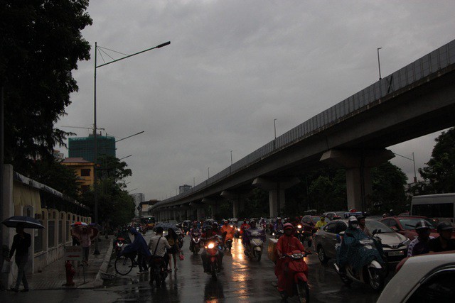 Hà Nội sáng nay trời tối đen, nhiều tuyến đường ùn tắc - Ảnh 9. Hà Nội sáng nay trời tối đen, nhiều tuyến đường ùn tắc - Ảnh 9.