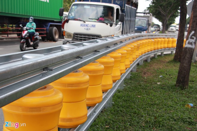 Hai dãy hộ lan bánh xoay chống lật xe đầu tiên ở Sài Gòn - Ảnh 1. Hai dãy hộ lan bánh xoay chống lật xe đầu tiên ở Sài Gòn - Ảnh 1.