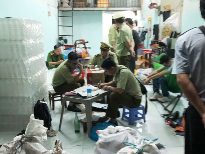 Lật tẩy đường dây sản xuất nước mắm bẩn đưa về TP HCM - Ảnh 1. Lật tẩy đường dây sản xuất nước mắm bẩn đưa về TP HCM - Ảnh 1.