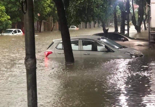 3 người chết, 43 ô tô hư hỏng do 'chìm nghỉm' trong trận lụt ở Thái Nguyên - Ảnh 1. 3 người chết, 43 ô tô hư hỏng do 'chìm nghỉm' trong trận lụt ở Thái Nguyên - Ảnh 1.