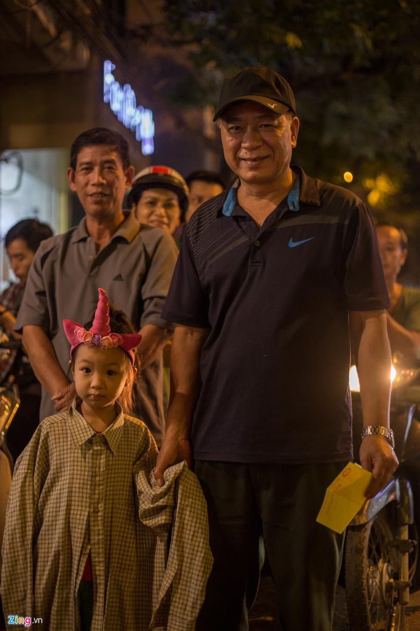 Đi 40 km sang nội thành xếp hàng 1 tiếng để mua 2 hộp bánh Trung thu - Ảnh 10. Đi 40 km sang nội thành xếp hàng 1 tiếng để mua 2 hộp bánh Trung thu - Ảnh 10.