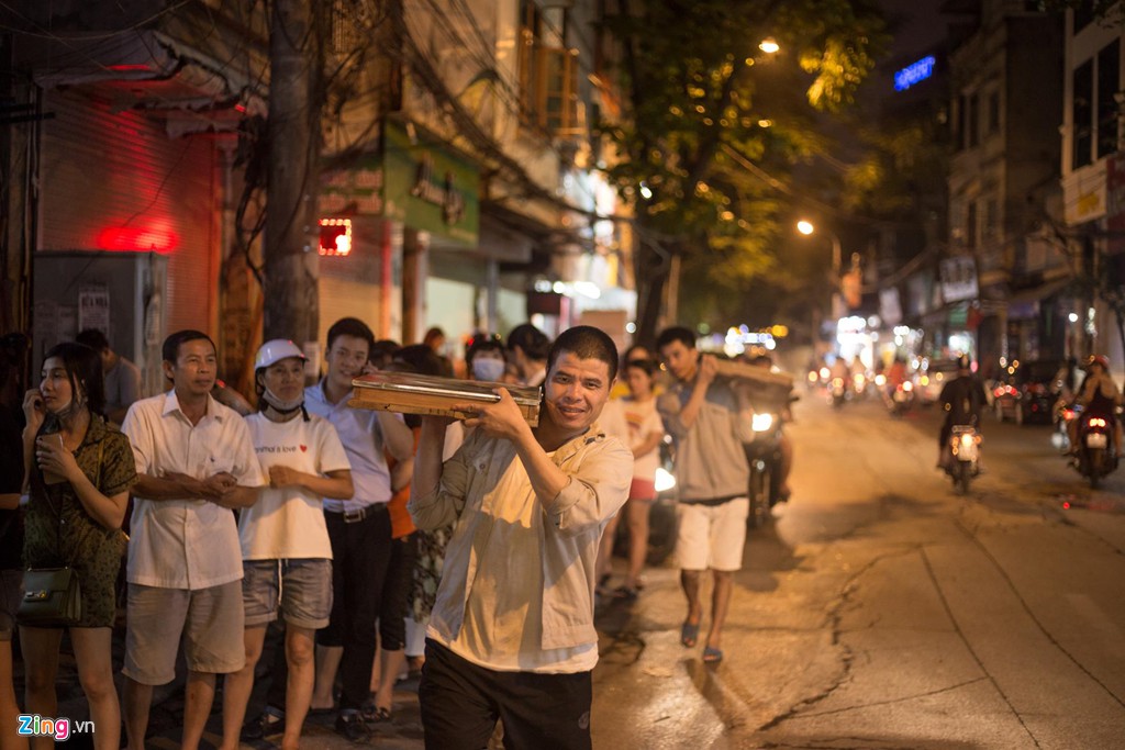 Đi 40 km sang nội thành xếp hàng 1 tiếng để mua 2 hộp bánh Trung thu - Ảnh 13. Đi 40 km sang nội thành xếp hàng 1 tiếng để mua 2 hộp bánh Trung thu - Ảnh 13.