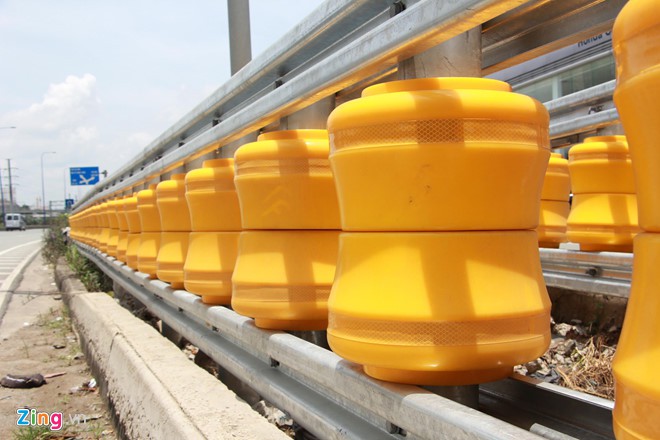 Hai dãy hộ lan bánh xoay chống lật xe đầu tiên ở Sài Gòn - Ảnh 2. Hai dãy hộ lan bánh xoay chống lật xe đầu tiên ở Sài Gòn - Ảnh 2.