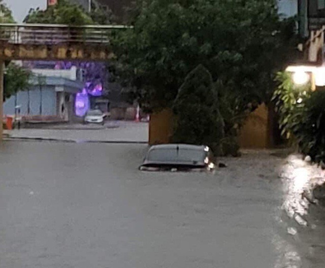 3 người chết, 43 ô tô hư hỏng do 'chìm nghỉm' trong trận lụt ở Thái Nguyên - Ảnh 2. 3 người chết, 43 ô tô hư hỏng do 'chìm nghỉm' trong trận lụt ở Thái Nguyên - Ảnh 2.