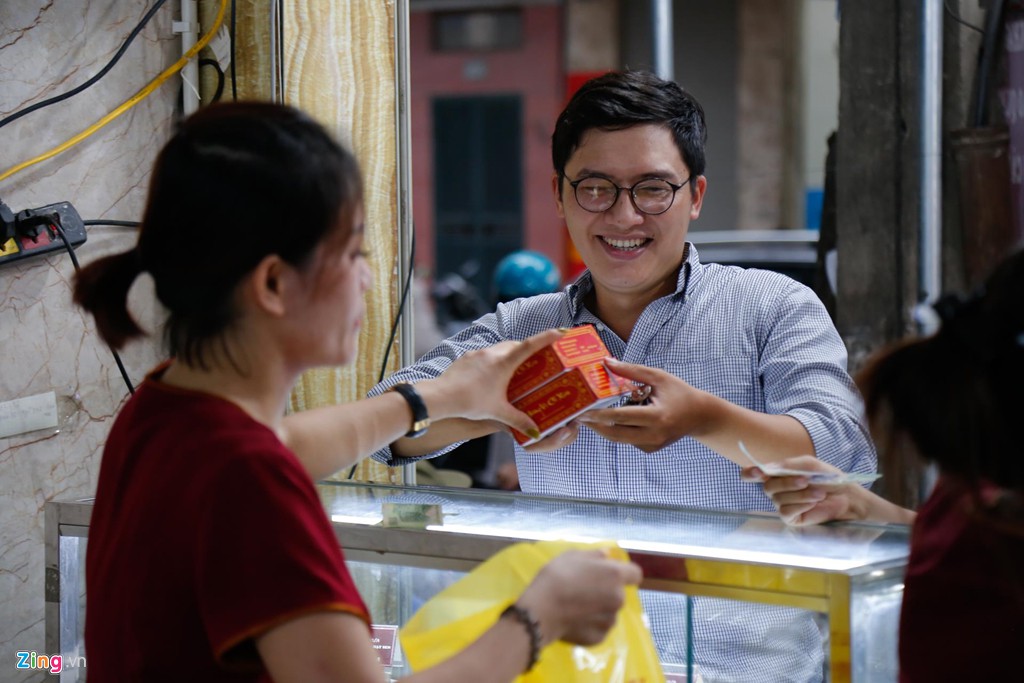 Đi 40 km sang nội thành xếp hàng 1 tiếng để mua 2 hộp bánh Trung thu - Ảnh 3. Đi 40 km sang nội thành xếp hàng 1 tiếng để mua 2 hộp bánh Trung thu - Ảnh 3.