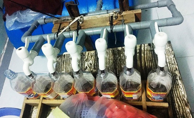Lật tẩy đường dây sản xuất nước mắm bẩn đưa về TP HCM - Ảnh 4. Lật tẩy đường dây sản xuất nước mắm bẩn đưa về TP HCM - Ảnh 4.