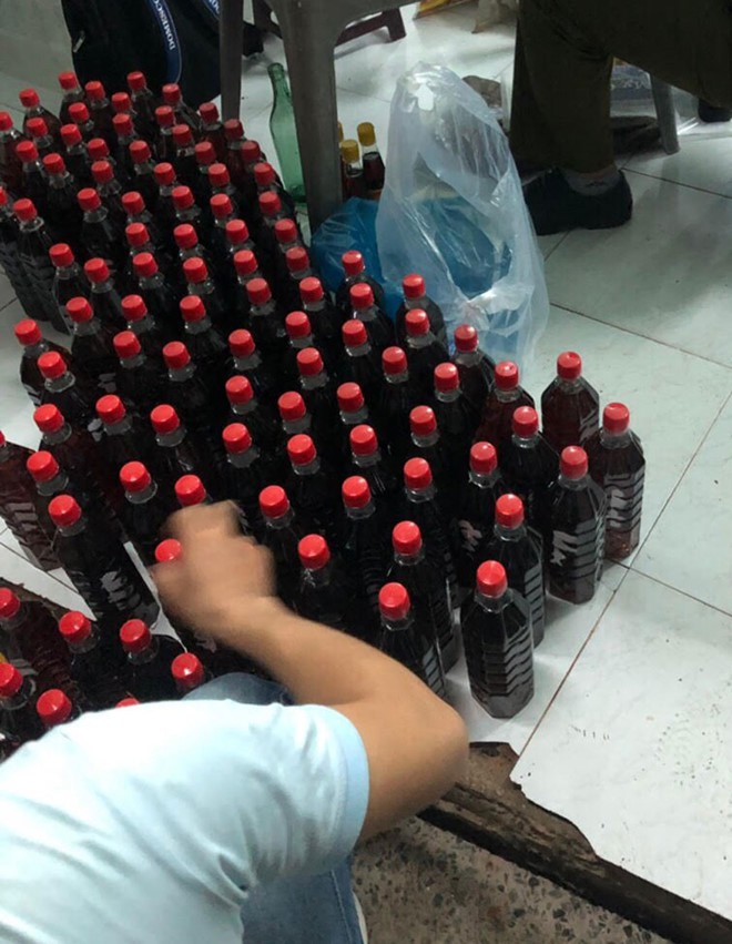 Lật tẩy đường dây sản xuất nước mắm bẩn đưa về TP HCM - Ảnh 6. Lật tẩy đường dây sản xuất nước mắm bẩn đưa về TP HCM - Ảnh 6.