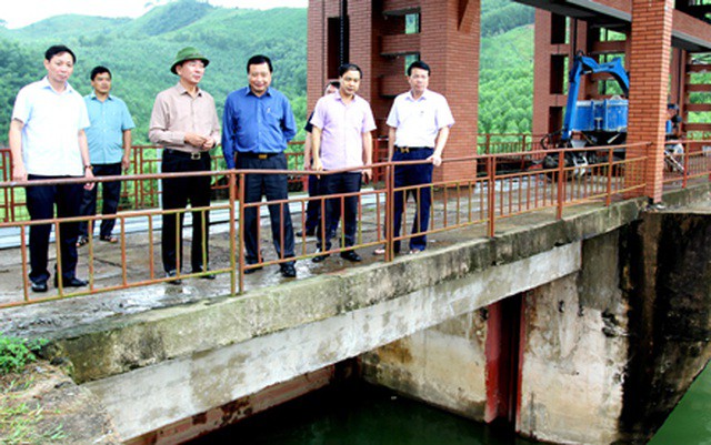 3 người chết, 43 ô tô hư hỏng do 'chìm nghỉm' trong trận lụt ở Thái Nguyên - Ảnh 6. 3 người chết, 43 ô tô hư hỏng do 'chìm nghỉm' trong trận lụt ở Thái Nguyên - Ảnh 6.