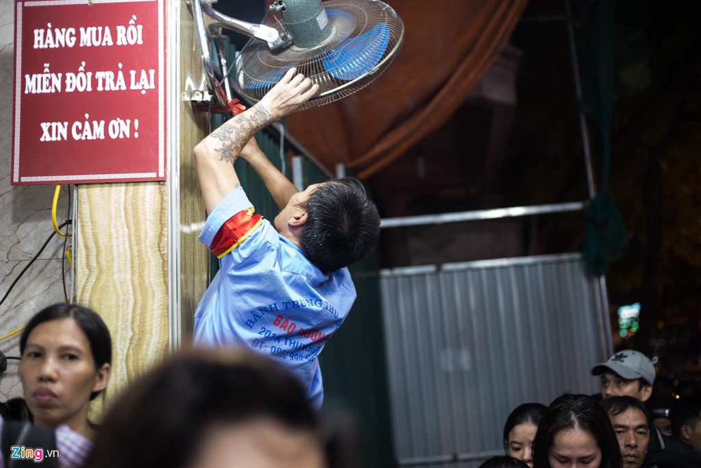 Đi 40 km sang nội thành xếp hàng 1 tiếng để mua 2 hộp bánh Trung thu - Ảnh 7. Đi 40 km sang nội thành xếp hàng 1 tiếng để mua 2 hộp bánh Trung thu - Ảnh 7.