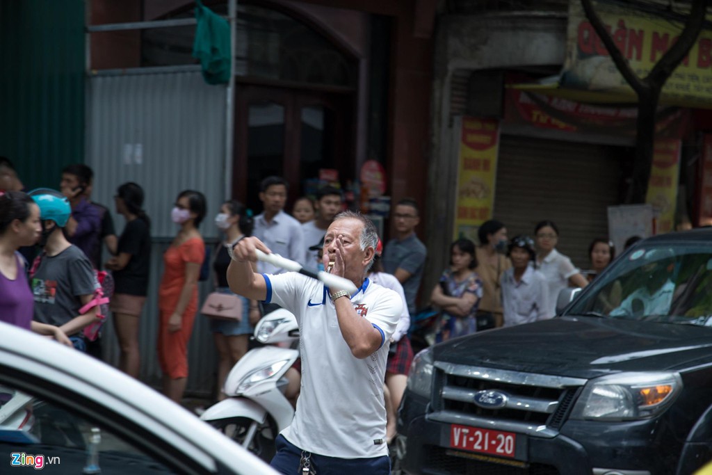 Đi 40 km sang nội thành xếp hàng 1 tiếng để mua 2 hộp bánh Trung thu - Ảnh 8. Đi 40 km sang nội thành xếp hàng 1 tiếng để mua 2 hộp bánh Trung thu - Ảnh 8.