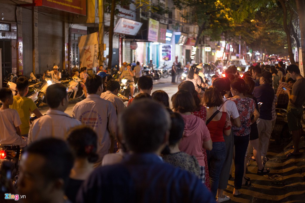 Đi 40 km sang nội thành xếp hàng 1 tiếng để mua 2 hộp bánh Trung thu - Ảnh 9. Đi 40 km sang nội thành xếp hàng 1 tiếng để mua 2 hộp bánh Trung thu - Ảnh 9.