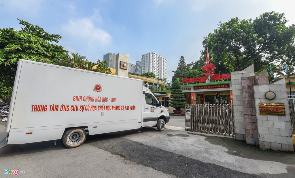 Dàn xe quân đội đến Rạng Đông tẩy độc - Ảnh 2.