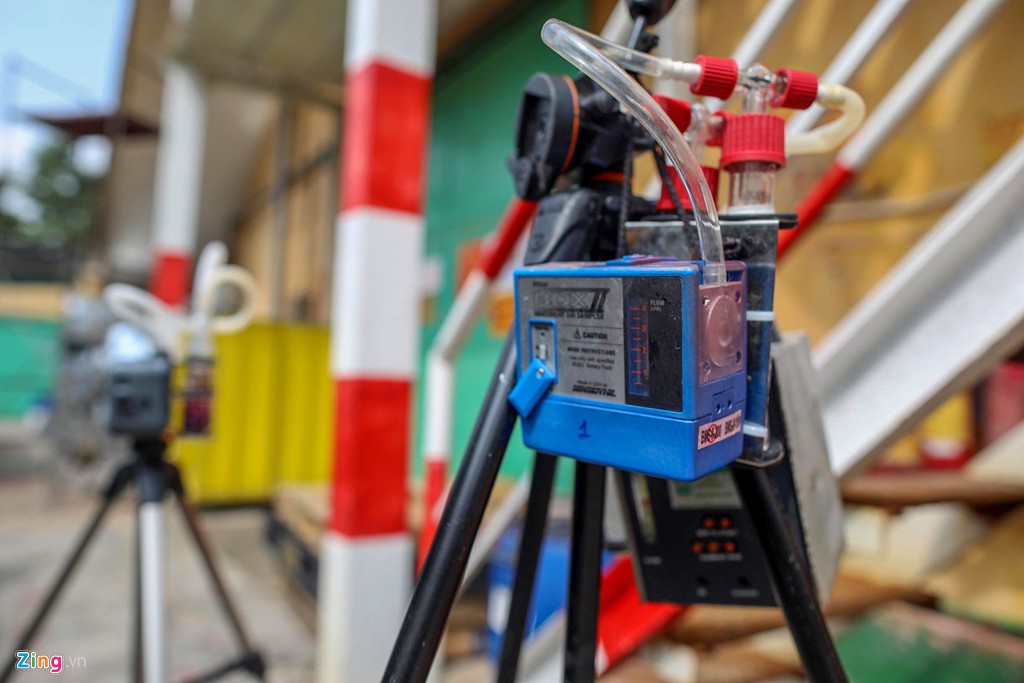 Cảnh quân đội tẩy độc hiện trường vụ cháy Rạng Đông - Ảnh 10.