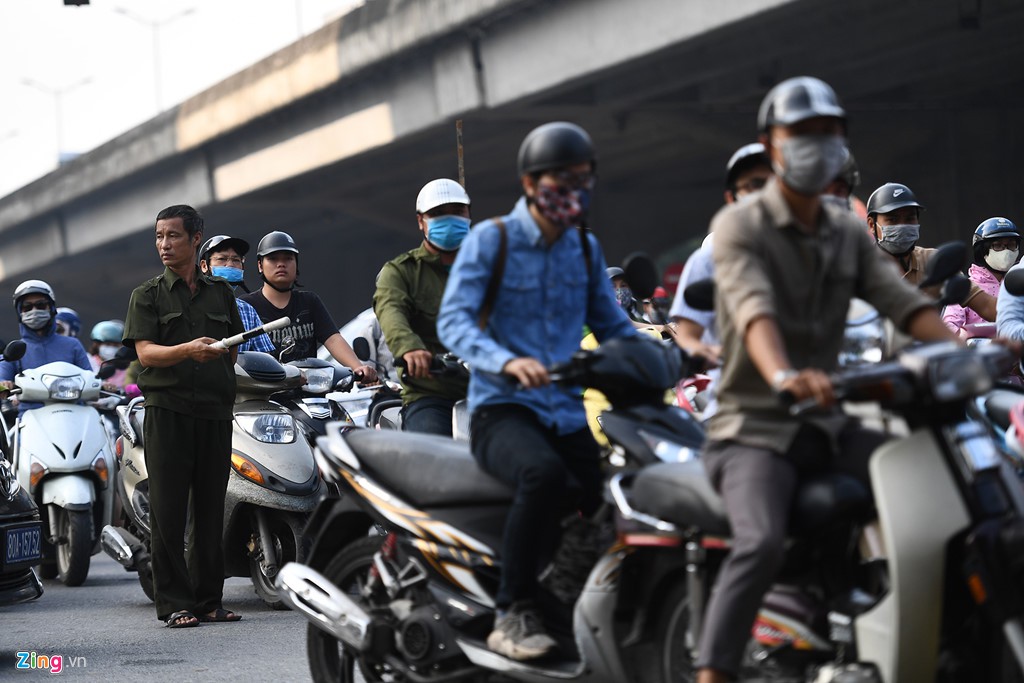 Cưỡng chế mặt bằng giờ cao điểm, Hà Nội kẹt xe hàng km - Ảnh 12. Cưỡng chế mặt bằng giờ cao điểm, Hà Nội kẹt xe hàng km - Ảnh 12.