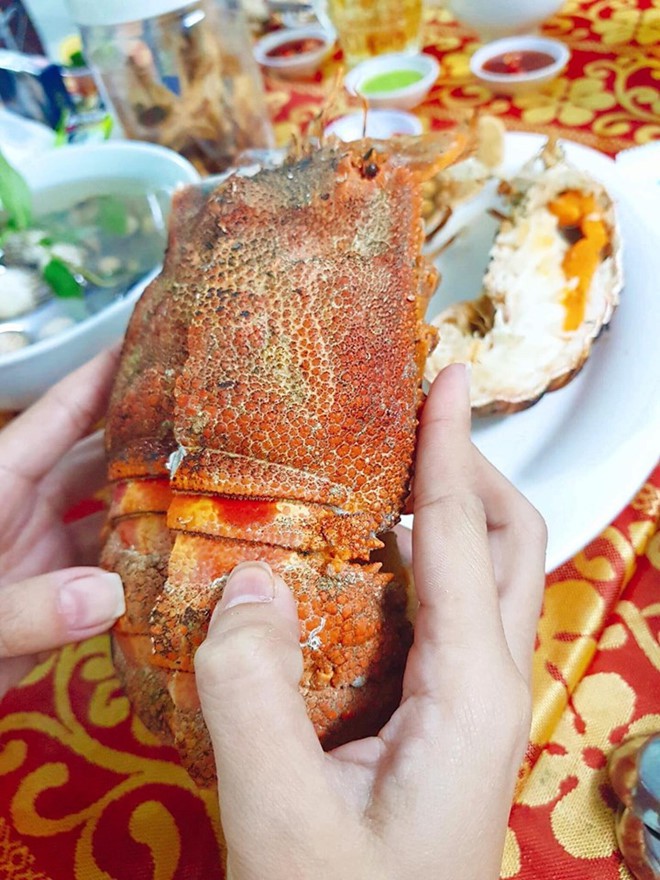 2,2 triệu đồng/kg tôm mũ ni đỏ, khách vẫn ‘săn lùng’ - Ảnh 2. 2,2 triệu đồng/kg tôm mũ ni đỏ, khách vẫn ‘săn lùng’ - Ảnh 2.