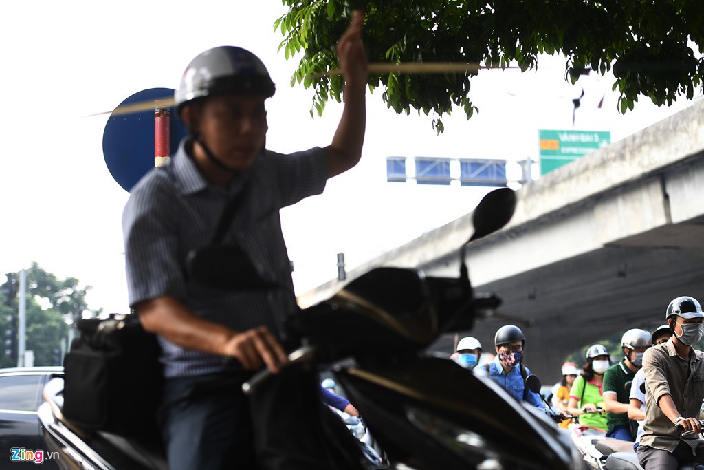 Cưỡng chế mặt bằng giờ cao điểm, Hà Nội kẹt xe hàng km - Ảnh 7. Cưỡng chế mặt bằng giờ cao điểm, Hà Nội kẹt xe hàng km - Ảnh 7.