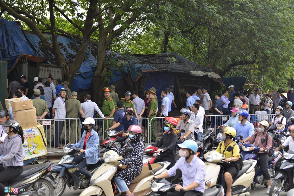 Cưỡng chế mặt bằng giờ cao điểm, Hà Nội kẹt xe hàng km - Ảnh 8. Cưỡng chế mặt bằng giờ cao điểm, Hà Nội kẹt xe hàng km - Ảnh 8.