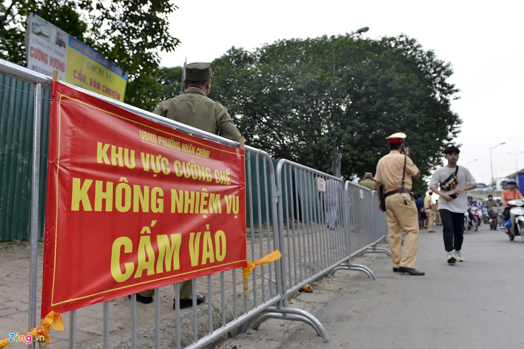 Cưỡng chế mặt bằng giờ cao điểm, Hà Nội kẹt xe hàng km - Ảnh 9. Cưỡng chế mặt bằng giờ cao điểm, Hà Nội kẹt xe hàng km - Ảnh 9.