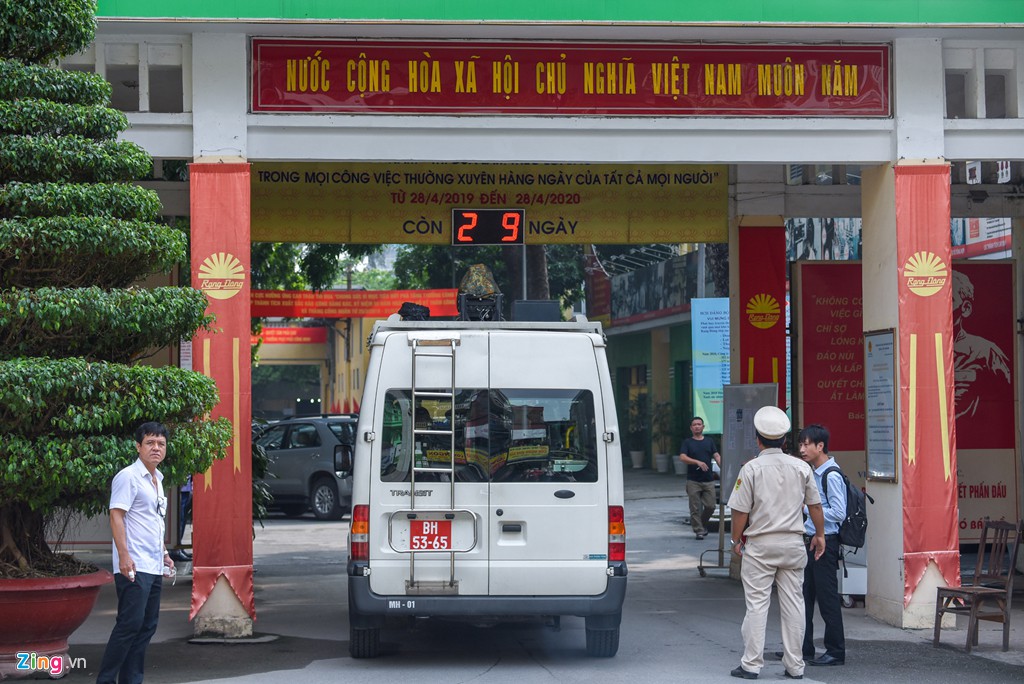 Dàn xe quân đội đến Rạng Đông tẩy độc - Ảnh 10.