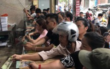 Cuối ngày Rằm, người Hà Nội vẫn xếp hàng cố mua bằng được bánh trung thu, cửa hàng quy định khách chỉ được mua 3 hộp