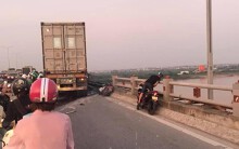 Người đi xe máy bị container húc rơi từ cầu Thanh Trì xuống sông Hồng