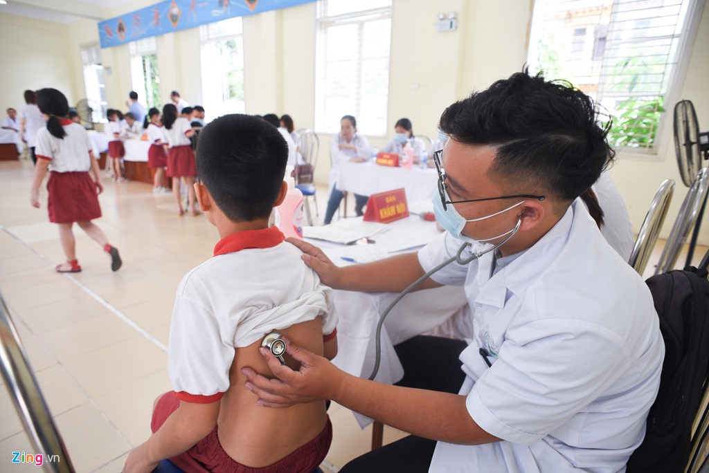 Khám miễn phí cho hàng trăm học sinh Hạ Đình sau vụ cháy Rạng Đông - Ảnh 1. Khám miễn phí cho hàng trăm học sinh Hạ Đình sau vụ cháy Rạng Đông - Ảnh 1.