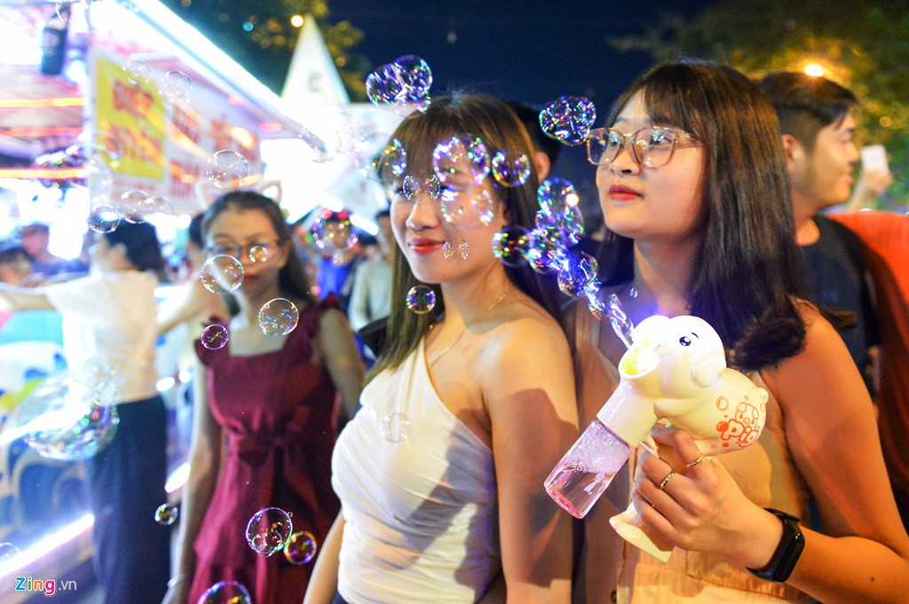 Đèn lồng khổng lồ được rước ra đường đón Trung thu - Ảnh 10. Đèn lồng khổng lồ được rước ra đường đón Trung thu - Ảnh 10.