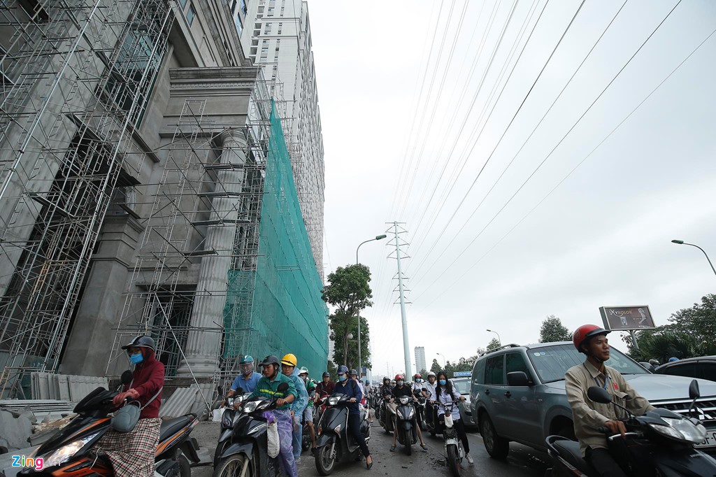Mớ bòng bong xe cộ ở nút giao 3 tầng cửa ngõ Hà Nội - Ảnh 13. Mớ bòng bong xe cộ ở nút giao 3 tầng cửa ngõ Hà Nội - Ảnh 13.